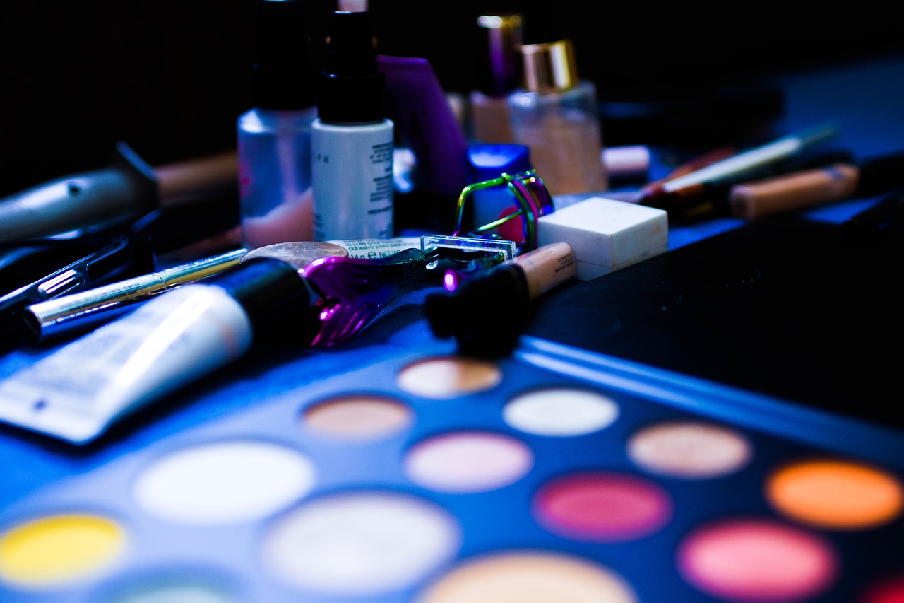 DIY: How to Repurpose a Desk into a Makeup Vanity